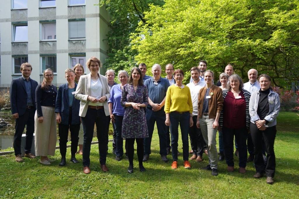 Landwirtschaftsministerin Miriam Staudte (8.v.l.) begrüßt den Fachbeirat Ökolandbau zu seiner Konstituierung
